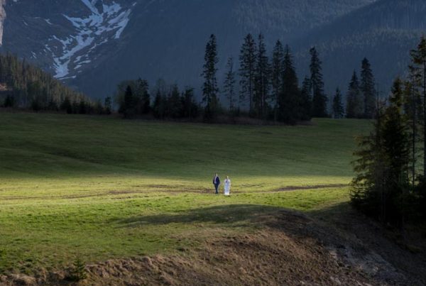 sesja ślubna w górach nad stawem